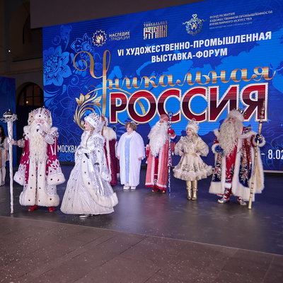 Парад Дедов Морозов, Мария Захарова, современные художники и ювелиры: выставка-форум «Уникальная Россия» торжественно открылась в «Гостином дворе»